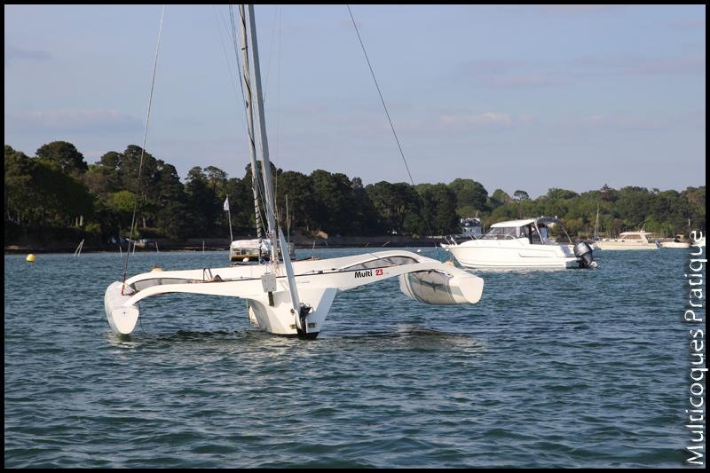 Trimaran au dièdre prononcé