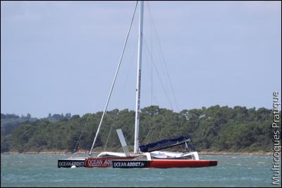 Trimaran au mouillage