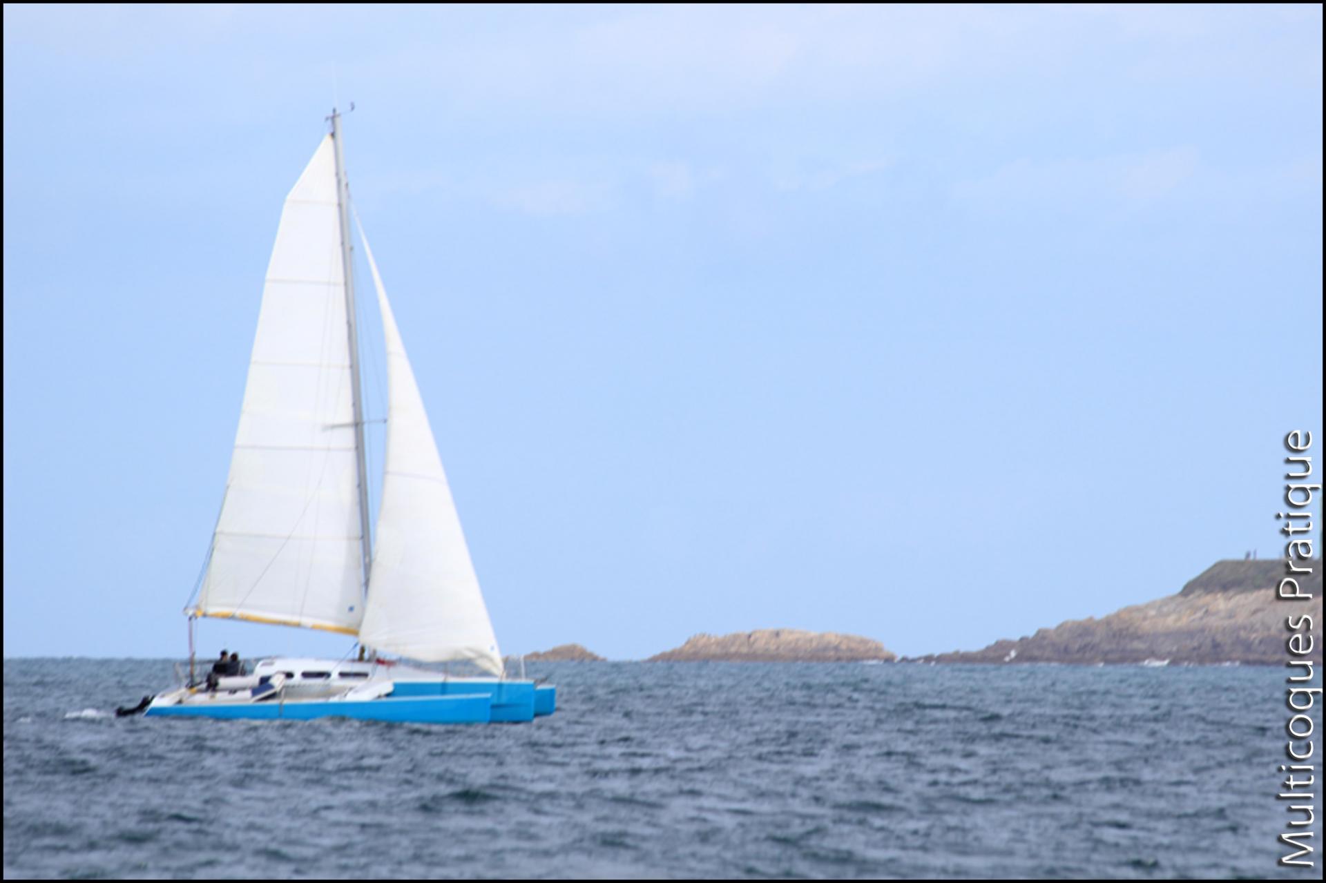 Trimaran plan Lucas dans la rade de Brest