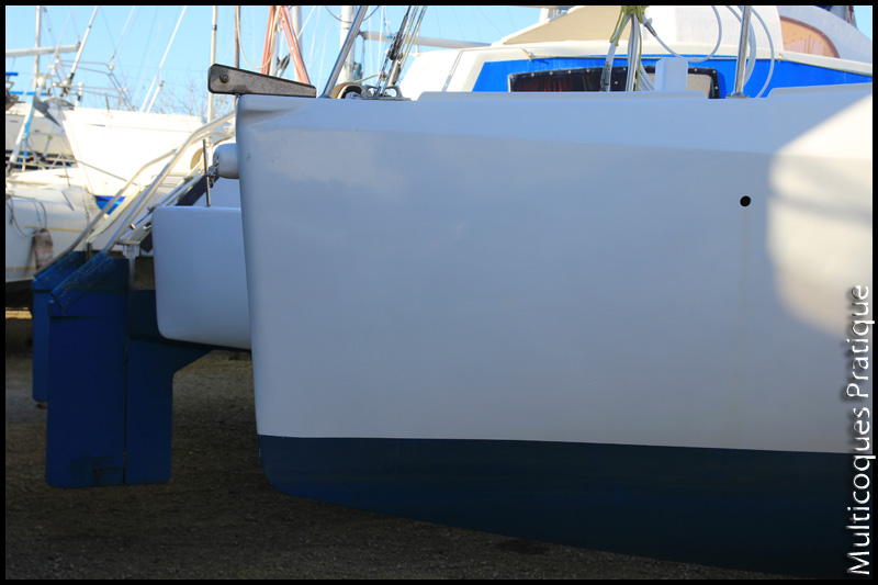 Étrave presque droite d'une coque centrale de trimaran