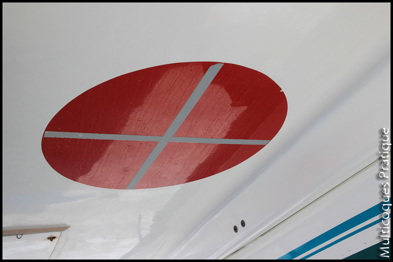 Rond peint sous une nacelle de Catana avec une partie refléchissante