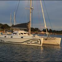 Outremer 45 MKI au mouillage